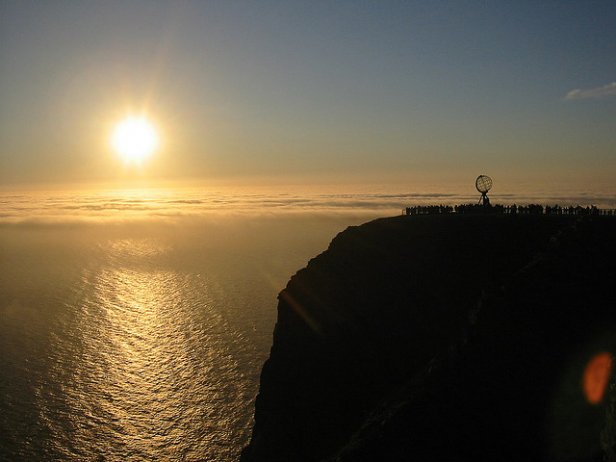 /Sol de medianoche en el Cabo Norte